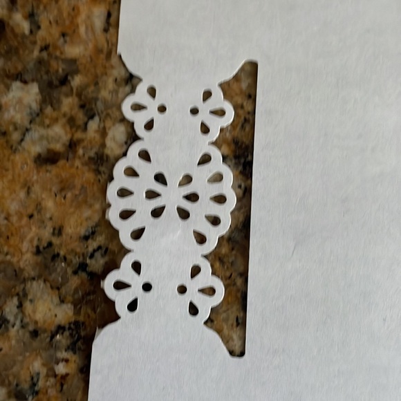 We R Doily Border Edge Paper Punch - Picture 5 of 7